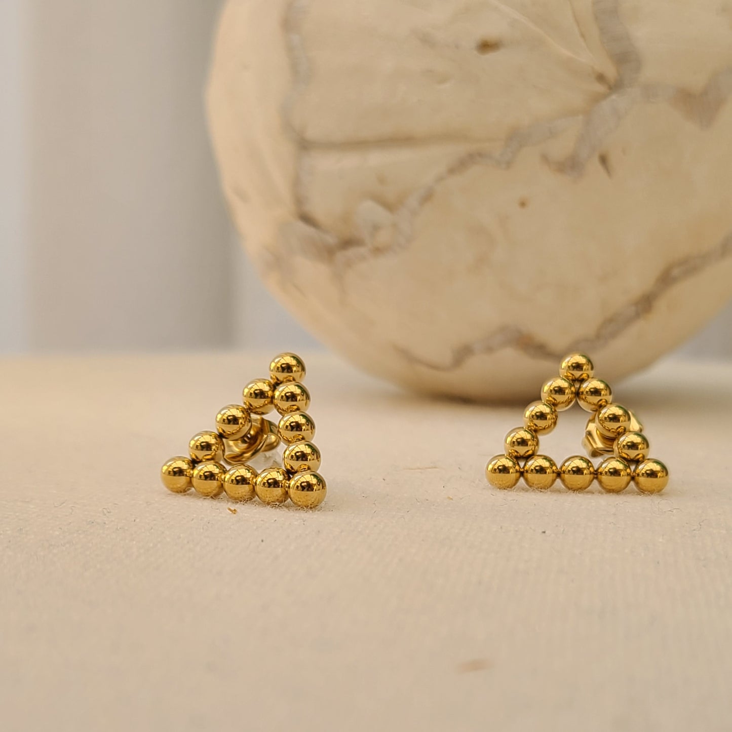 Boucle d'oreille triangle boule