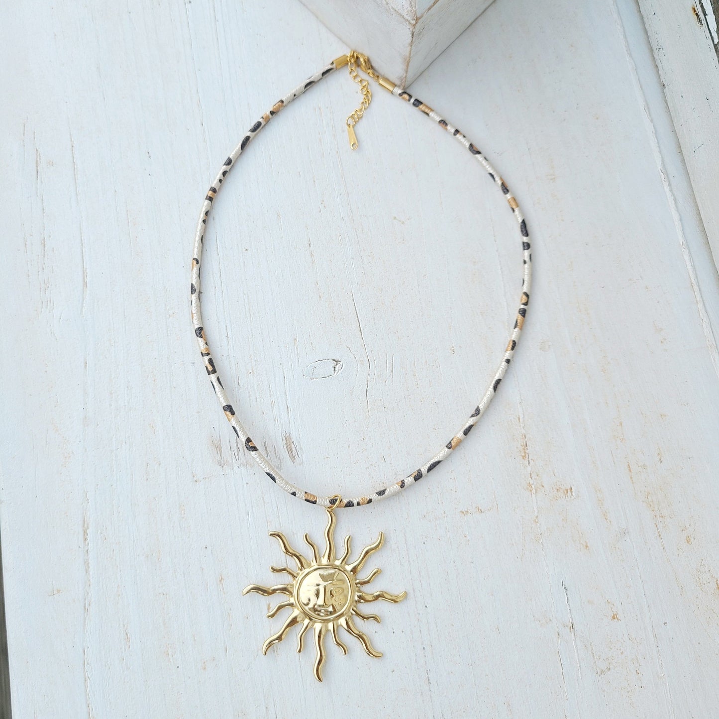 Collier soleil léopard
