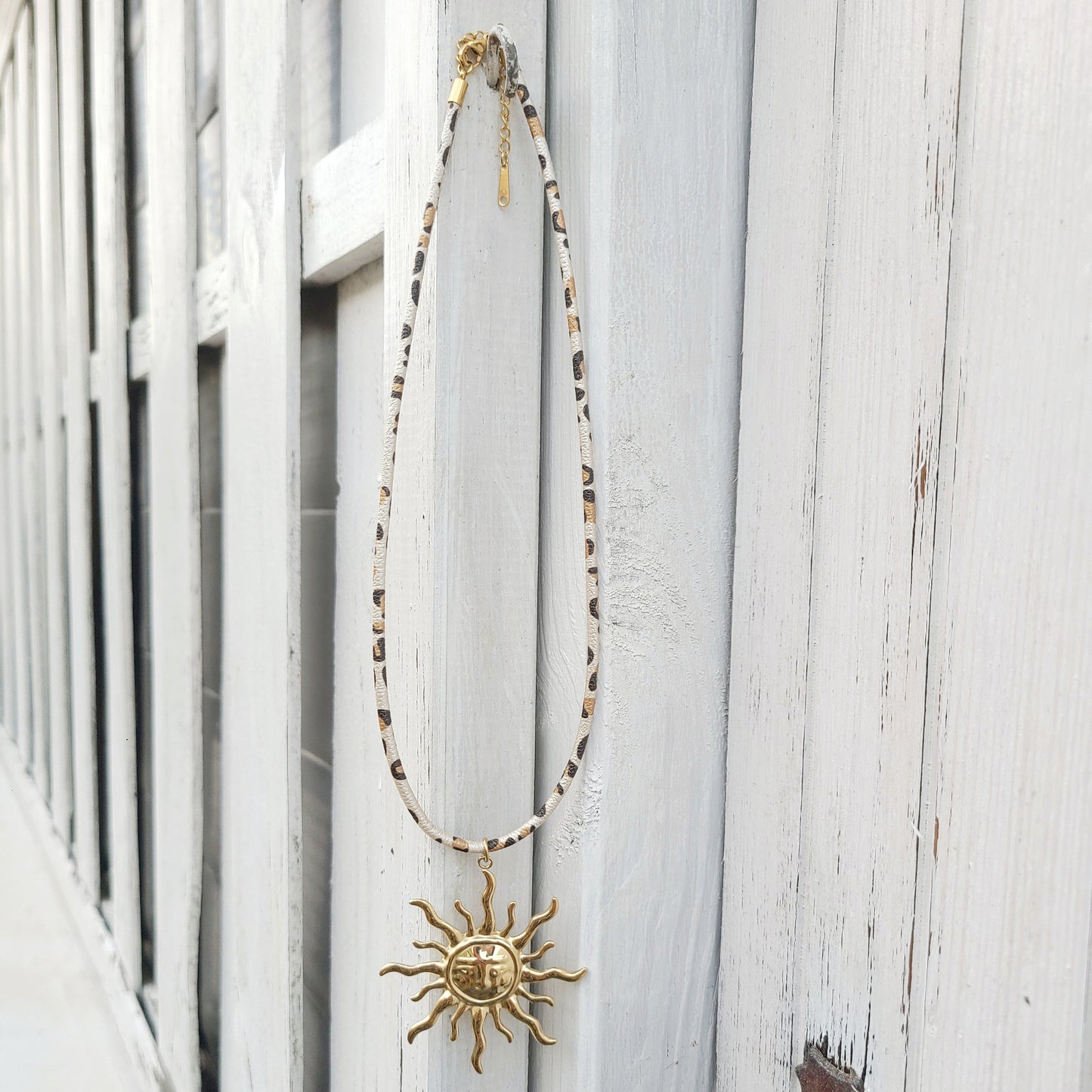 Collier soleil léopard