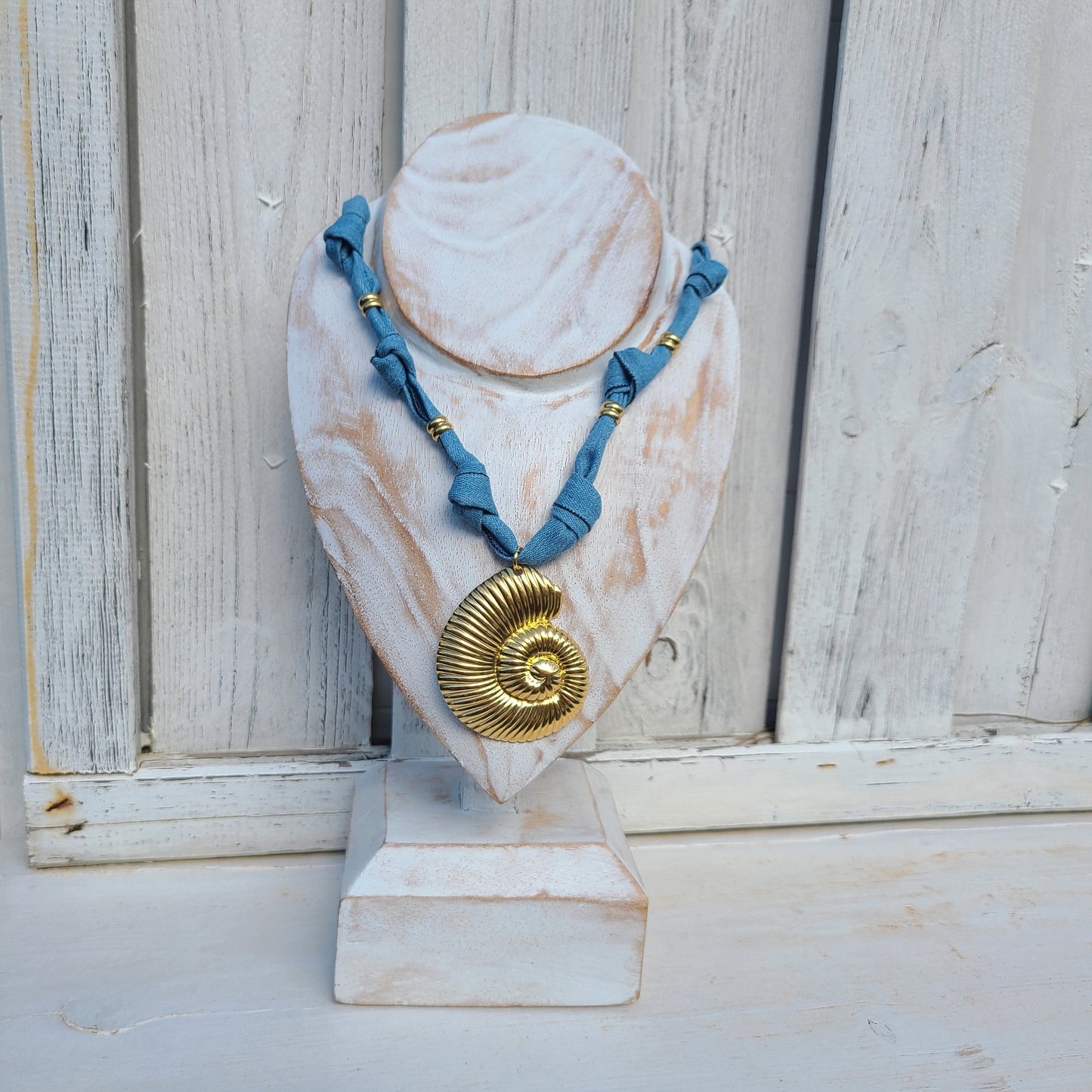 Collier tissus noué