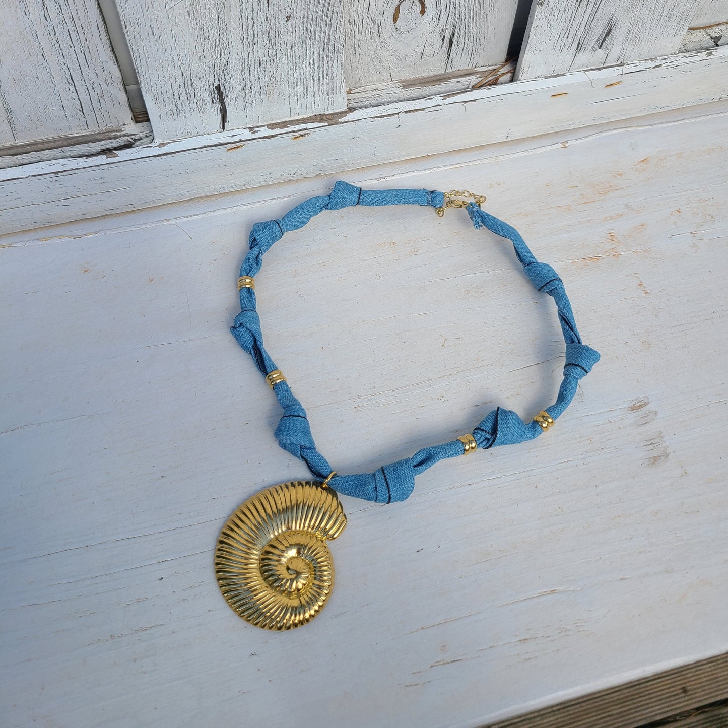 Collier tissus noué