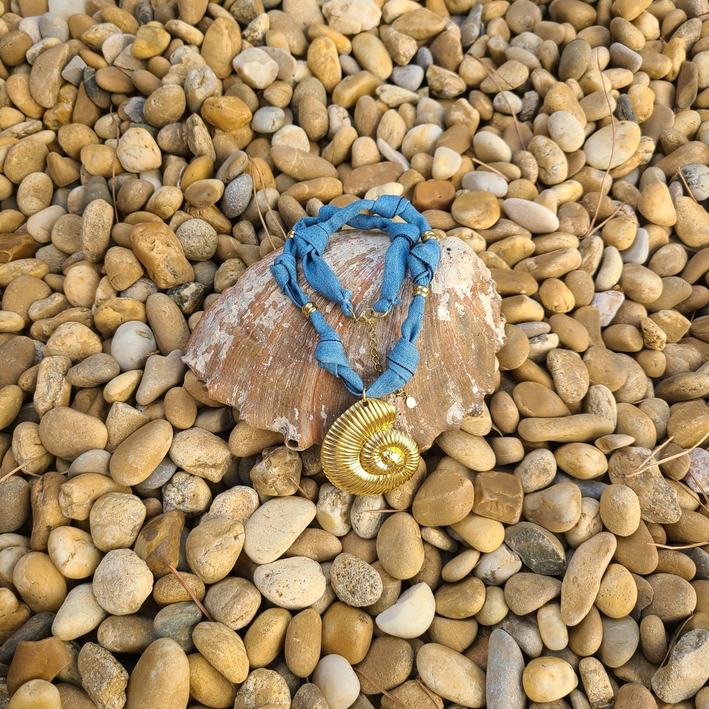 Collier tissus noué